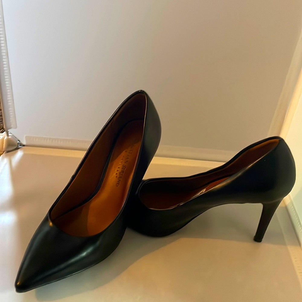 Simple flat black heel!
